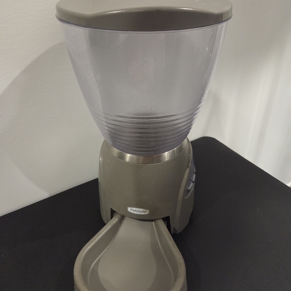 Automatic Pet Feeder in Gray - Picture 3 of 4